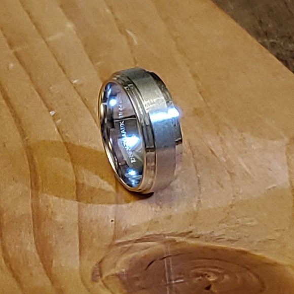 New Confort Fit Benchmark Signed Ring Floor Sample - Picture 5 of 6